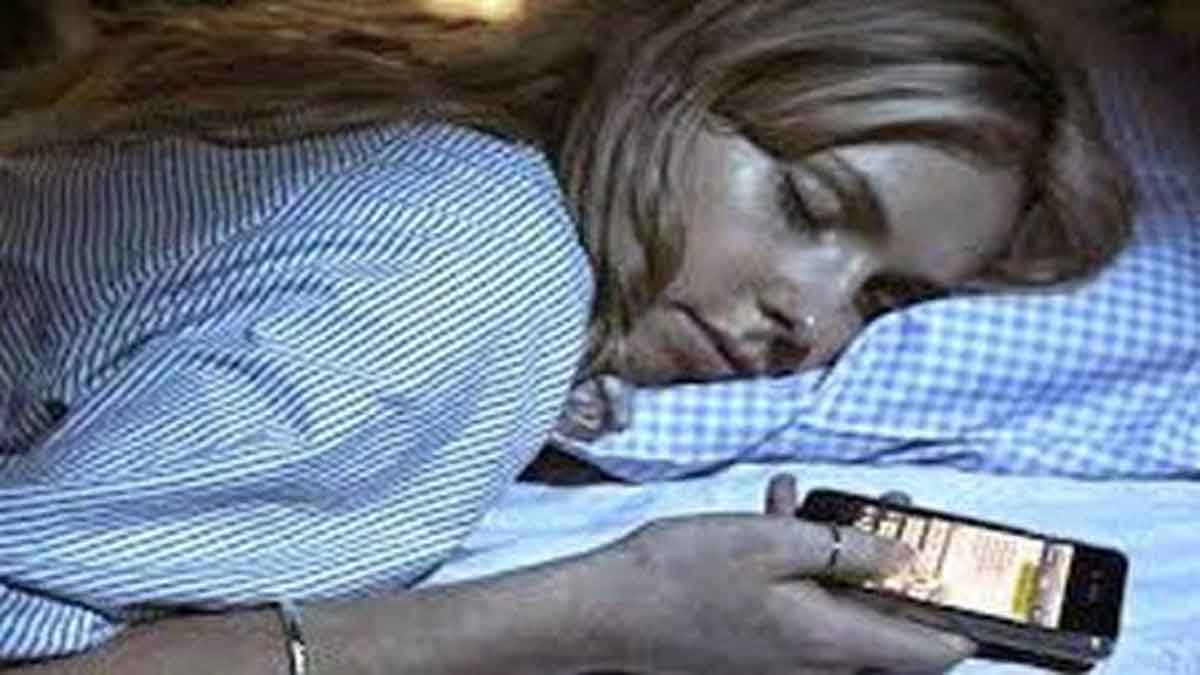 Awas, 5 Bahaya Letakkan Ponsel Di Dekat Kepala Saat Anda Tidur
