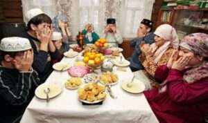 Ajarkan Anak 8 Adab Makan dan Minum Dalam Islam