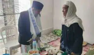 kiri Achmad Fauzi mendapat serban dari KH Abd Muqsith Idris