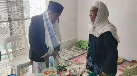 kiri Achmad Fauzi mendapat serban dari KH Abd Muqsith Idris