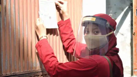 Pemasangan poster tentang Standar Operasional Prosedur menuju New Normal
