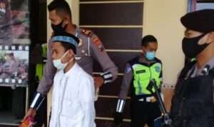 Abdulloh digelandang polisi (Foto. rafi @portalmadura.com)