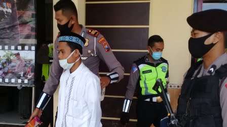 Abdulloh digelandang polisi (Foto. rafi @portalmadura.com)