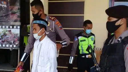 Abdulloh digelandang polisi (Foto. rafi @portalmadura.com)