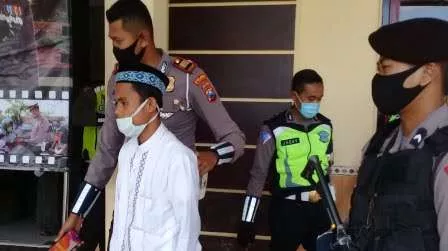 Abdulloh digelandang polisi (Foto. rafi @portalmadura.com)