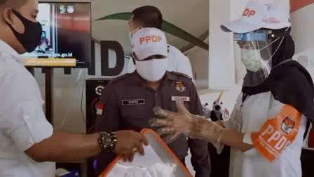 KPU Minta Warga Sumenep Tidak Takut, Petugas Coklit Pakai APD Lengkap