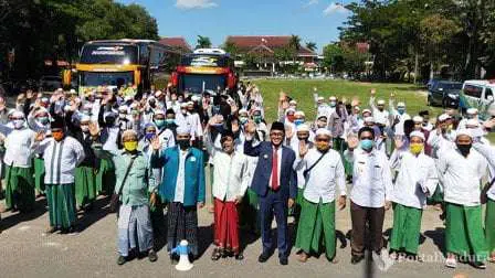 Doakan Jadi Pemimpin, Bupati Pamekasan Lepas Keberangkatan Santri Sidogiri