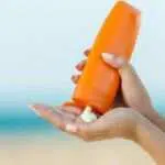 3 Tanda Produk Tabir Surya Anda yang Kedaluwarsa