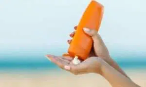 3 Tanda Produk Tabir Surya Anda yang Kedaluwarsa