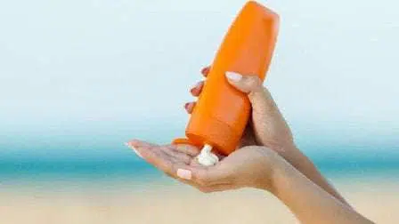 3 Tanda Produk Tabir Surya Anda yang Kedaluwarsa