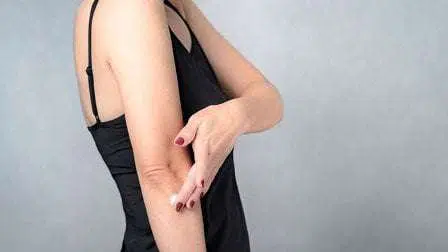 5 Cara Mudah Haluskan Kulit Siku yang Kasar