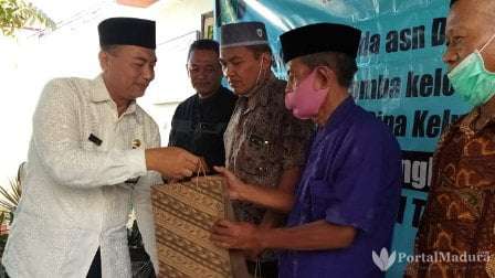 Penyerahkan tali asih kepada ASN DP3A KB yang purna tugas dan penyerahan hadiah kejuaraan lomba kelompok Bangga Kencana PIK Remaja dan Bina Keluarga Balita (Foto Joni Suhartono @portalmadura.com)