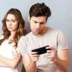 Menghadapi Pasangan yang Sibuk dengan Game