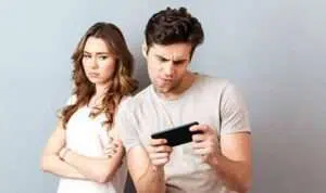 Menghadapi Pasangan yang Sibuk dengan Game