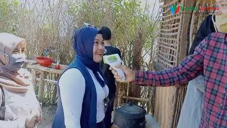 Cek suhu tubuh bagi pengunjung di pantai wisata eKasoghi @portalmadura.com