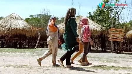 Wisata Pantai Ekasoghi Terapkan Protokol Kesehatan, Begini Keunikannya - Portalmadura.com Gazebo beratap ilalang di pantai wisata eKasoghi @portalmadura.com