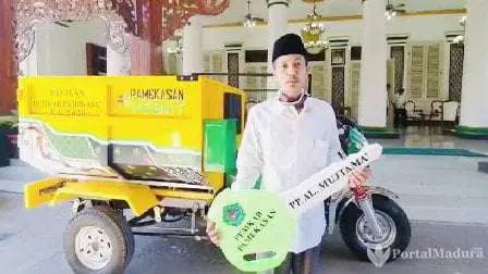 Bupati Pamekasan Salurkan Bantuan Kendaraan Pengangkut Sampah Kepada Pondok Pesantren