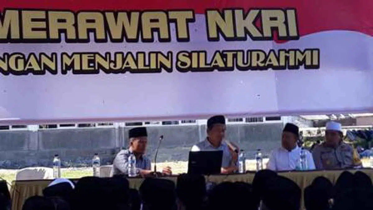 Memegang micropon, Ali Fauzi memberikan pencerahan untuk merawat NKRI dan bahaya terorisme pada santri (Foto. Rafi @portalmadura.com)
