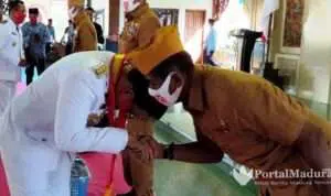 Usai Upacara Kemerdekaan, Bupati Baddrut Tamam Cium Tangan Para Veteran