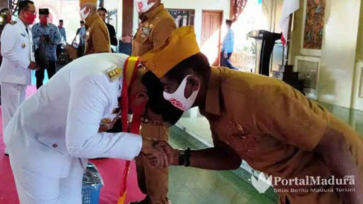 Bupati Pamekasan Baddrut Tamam Cium Tangan Para Veteran (Foto. Marzukiy @portalmadura.com)
