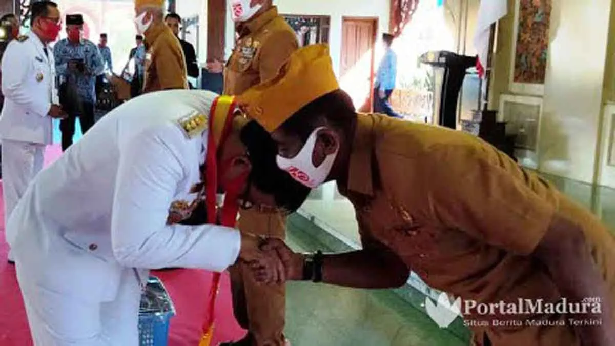 Usai Upacara Kemerdekaan, Bupati Baddrut Tamam Cium Tangan Para Veteran