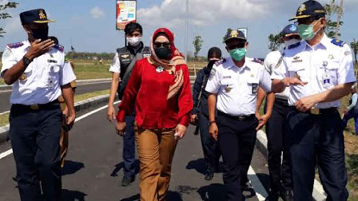 Anggota Komisi V DPR RI Sadarestuwati (berjilbab) berjalan kaki bersama sejumlah pejabat Kemenhub untuk mengecek realisasi program padat karya di Bandara Trunojoyo Sumenep, Senin (24/8/2020) siang.