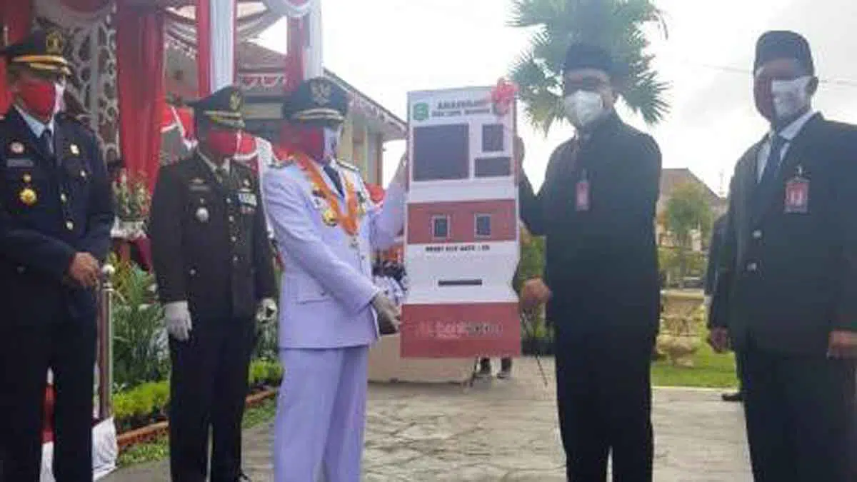 Proses penyerahan simbolis mesin ADM diterima Bupati Sumenep Achmad Fauzi (@portalmadura.com)