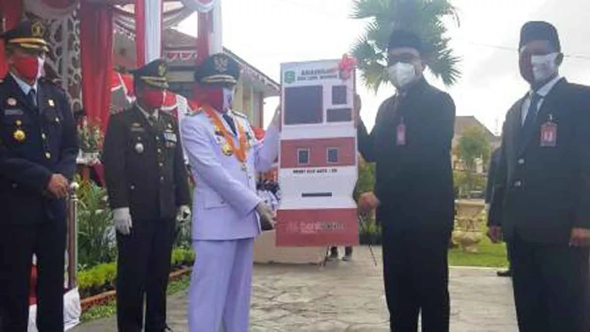 Proses penyerahan simbolis mesin ADM diterima Bupati Sumenep Achmad Fauzi (@portalmadura.com)
