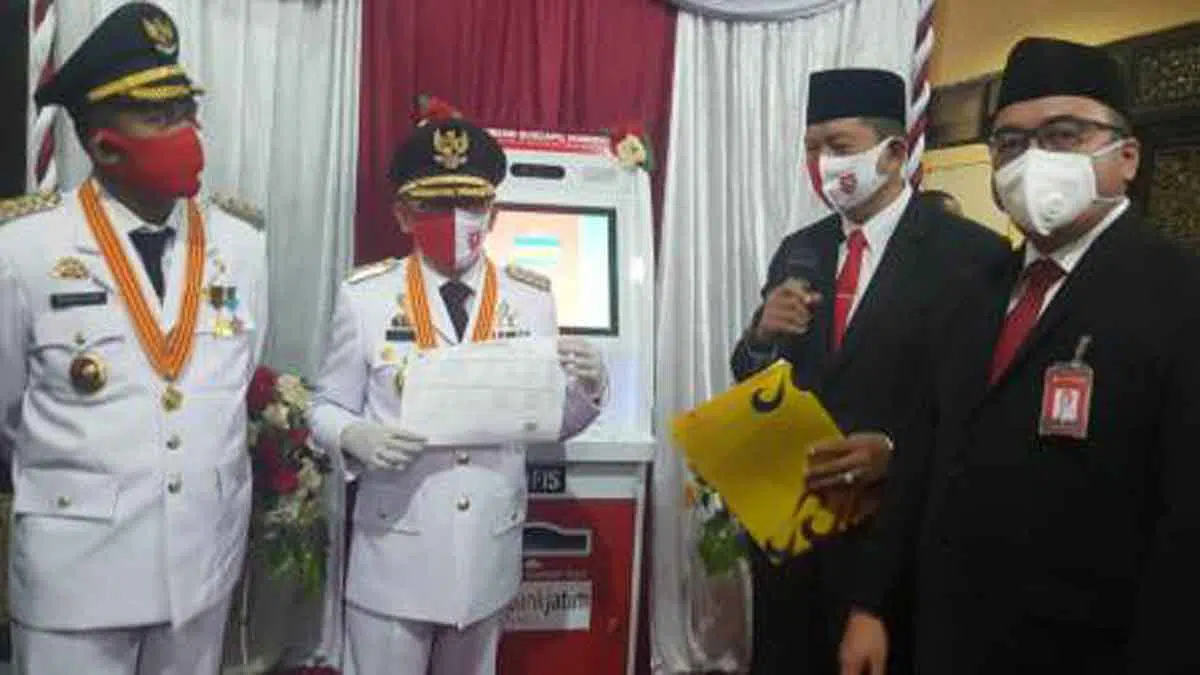 Bantuan Gubernur &Amp; Bank Jatim, Sumenep Punya Anjungan Dukcapil Mandiri - Portalmadura.com Bupati Sumenep A Busyro Karim uji coba ADM dan berhasil (@portalmadura.com)