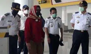Anggota Komisi V DPR RI Sadarestuwati (berjilbab) meninjau bagian dalam Terminal Baru Bandara Trunojoyo Sumenep, Senin (24/8/2020) siang. (Foto. Slamet HD @portalmadura.com)