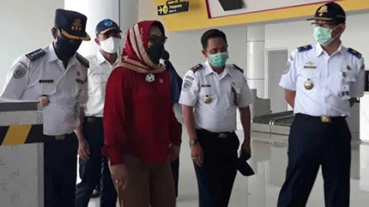 Anggota Komisi V DPR RI Sadarestuwati (berjilbab) meninjau bagian dalam Terminal Baru Bandara Trunojoyo Sumenep, Senin (24/8/2020) siang. (Foto. Slamet HD @portalmadura.com)