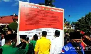 Proses penandatanganan materi deklarasi damai di Polres Sumenep (Foto. Taufikurrahman @portalmadura.com)
