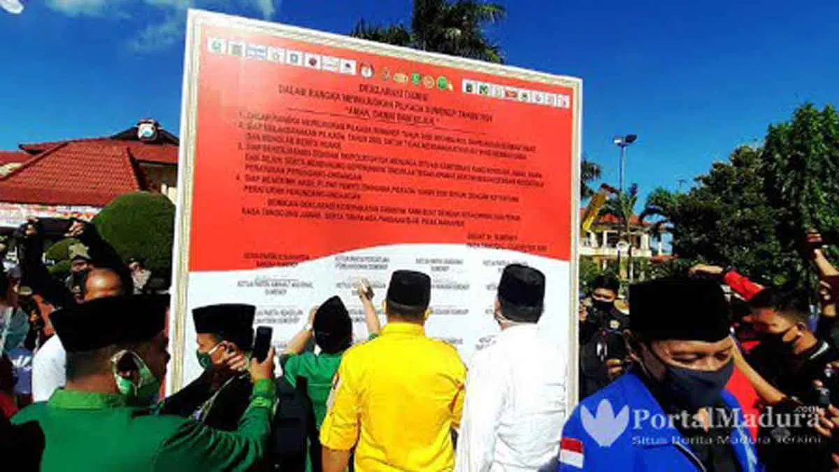 Proses penandatanganan materi deklarasi damai di Polres Sumenep (Foto. Taufikurrahman @portalmadura.com)