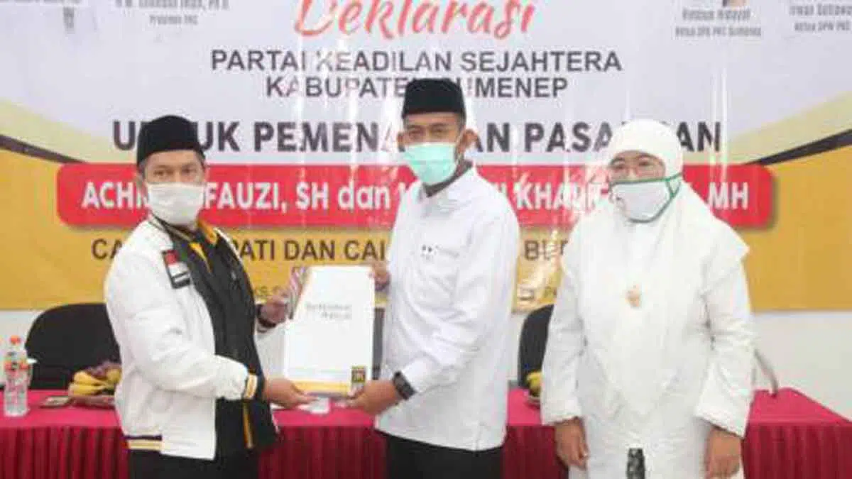 Kiri, Ketua DPD PKS Sumenep, Rimbun Hidayat menyerahkan rekomendasi kepada Achmad Fauzi didampingi Dewi Khalifah (Ist for @portalmadura.com))
