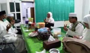 KH. Abd. Muqsith Idris saat mendoakan pasangan Achmad Fauzi-Dewi Khalifah.(Ist for @portalmadura.com)