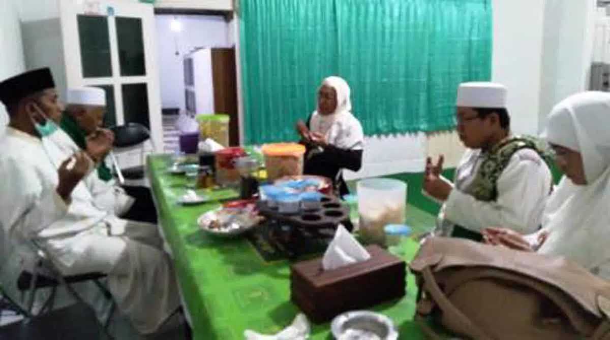 KH. Abd. Muqsith Idris saat mendoakan pasangan Achmad Fauzi-Dewi Khalifah.(Ist for @portalmadura.com)