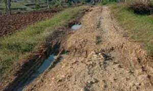 Jalan poros Desa Montorna rusak parah