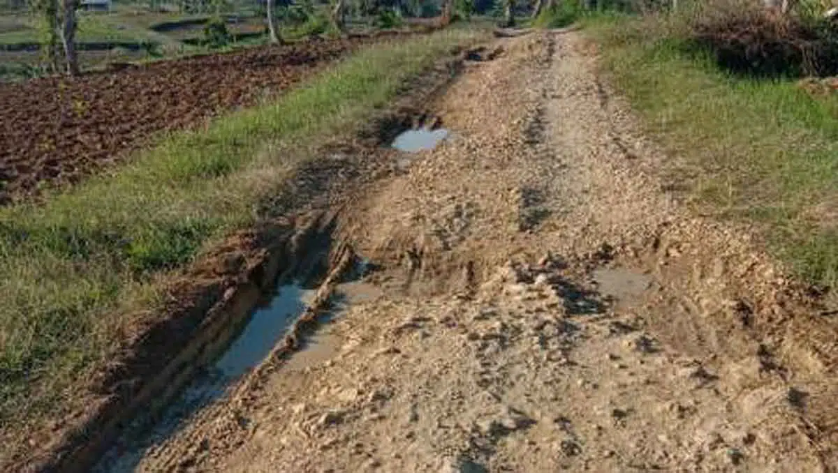 Jalan poros Desa Montorna rusak parah