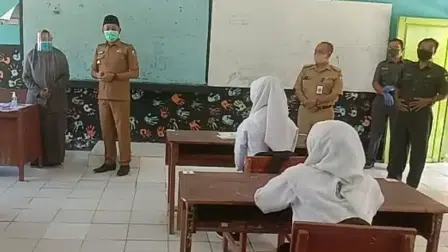 Wakil Bupati (Wabup) Sampang, H. Abdullah Hidayat saat meninjau langsung KBM tatap muka (Foto. Rafi @portalmadura.com)