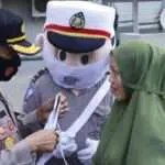 Aksi Badut Bagi-bagi Masker Hibur Pengendara di Sumenep