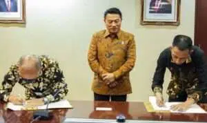Kepala Staf Kepresidenan Dr. Moeldoko menyaksikan penandatangan nota kesepahaman pembangungan kilang minyak Tanjung Api-Api