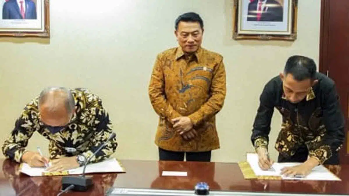 Kepala Staf Kepresidenan Dr. Moeldoko menyaksikan penandatangan nota kesepahaman pembangungan kilang minyak Tanjung Api-Api