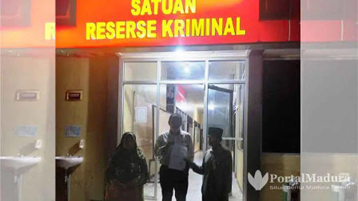 Tengah, kuasa hukum korban Syafrawi saat mendampingi kedua orang tuanya di Polres Sumenep (Foto. Ist)