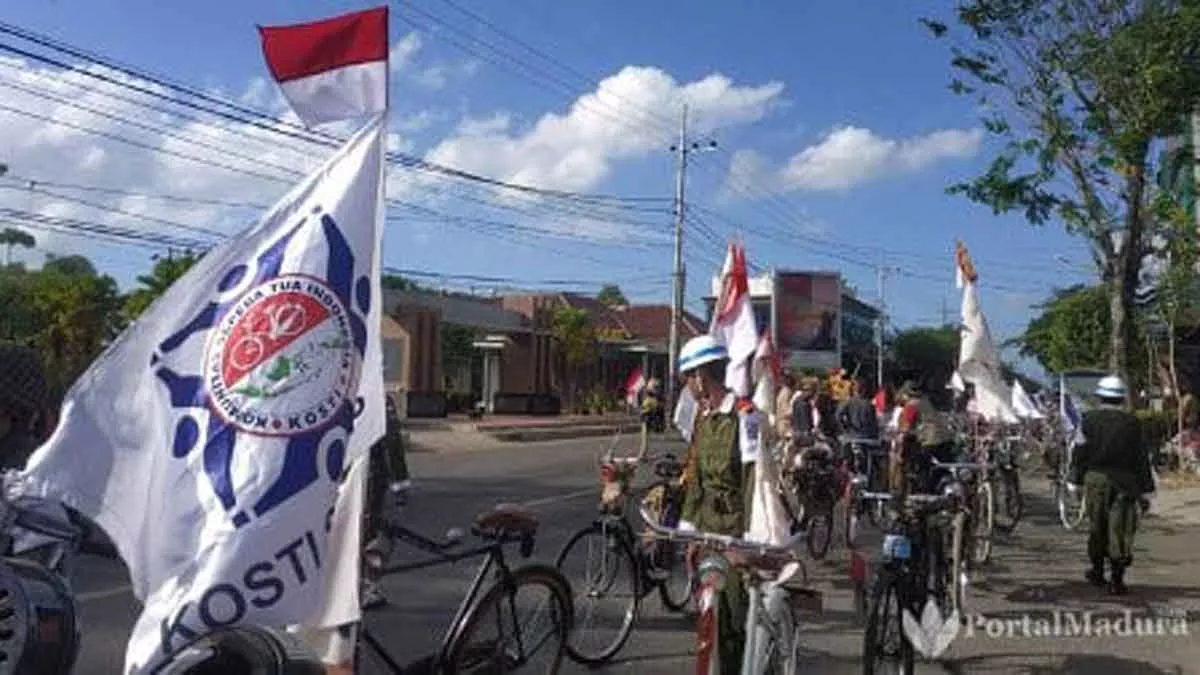Meriahkan HUT ke-75 RI, Pecinta Sepeda ‘Onthel’ Kenakan Baju Kuno ala Pejuang 45