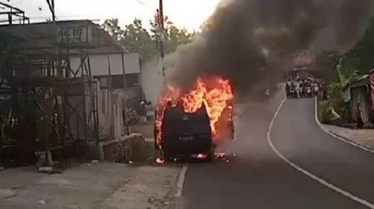 Mobil Rombongan Warga Sumenep Terbakar di Pamekasan