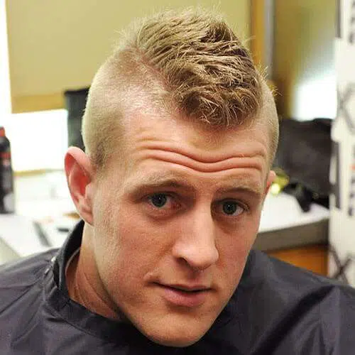 Model rambut mohawk pria Messy Short Mohawk Fade
