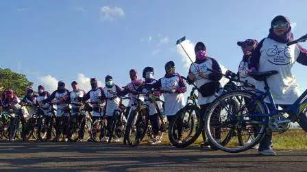 Nia Kurnia Fauzi saat gowes bareng dengan Srikandi Sumenep, Minggu (16/8/2020). (Foto. Ist)