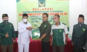 Achmad Fauzi menerima rekomendasi dari Partai Bulan Bintang (PBB) pada deklarasi untuk pemenangan pasangan Achmad Fauzi dan Dewi Khalifah di Pilkada Sumenep 2020 (Foto @portalmadura.com)