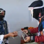 Cegah Covid-19, Mahasiswa UMM Bagikan Face Shield Gratis di Madura