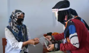 PMM UMM di Desa Gulbung membagikan face shield kepada Guru MTs (Madrasah Tsanawiyah) dan MA (Madrasah Aliyah). (Foto Ist for @portalmadura.com)